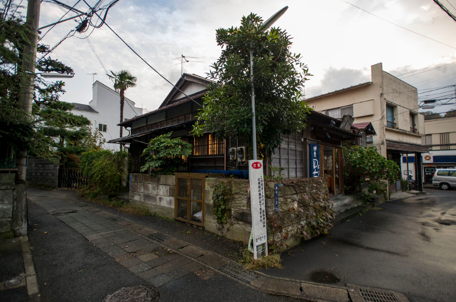 An ordinary street, still spotless